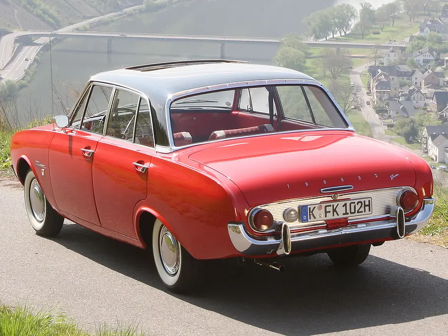 Die rot-schwarze Lackierung des Ford Taunus 17 M P3 war eine von 27 möglichen Farbkombinationen