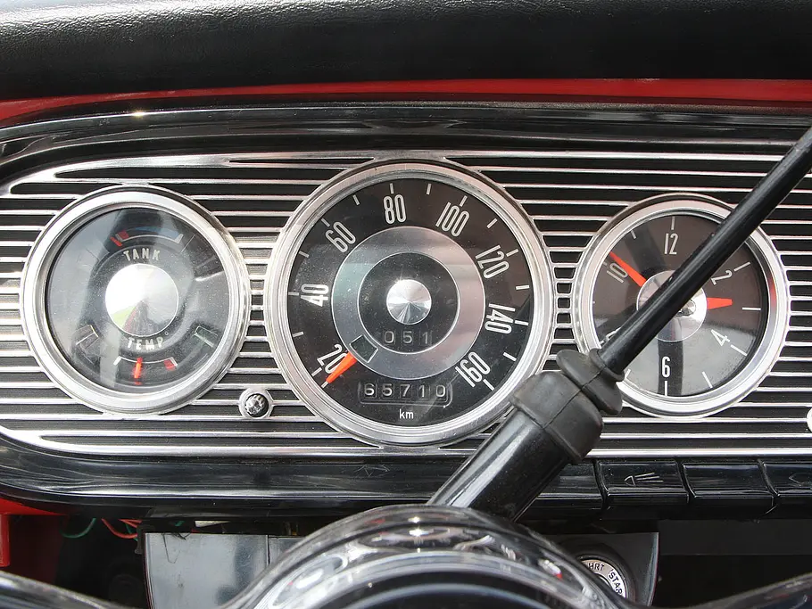 Die Instrumente des Ford Taunus 17 M P3 sind in üppigen Chromzierrat eingebettet