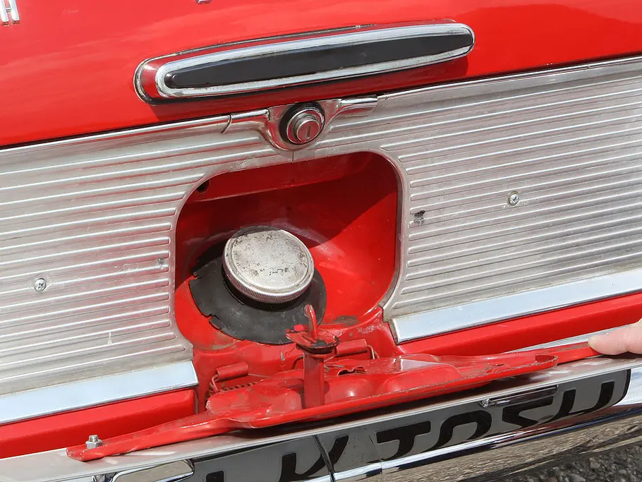 Der Tankdeckel des Ford Taunus 17 M P3 ruht hinter dem Nummernschild.