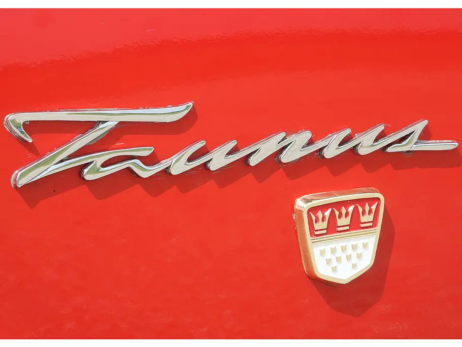 Auf Landstraßen entlang der Mosel braucht der Ford Taunus 17 M P3 9 Liter