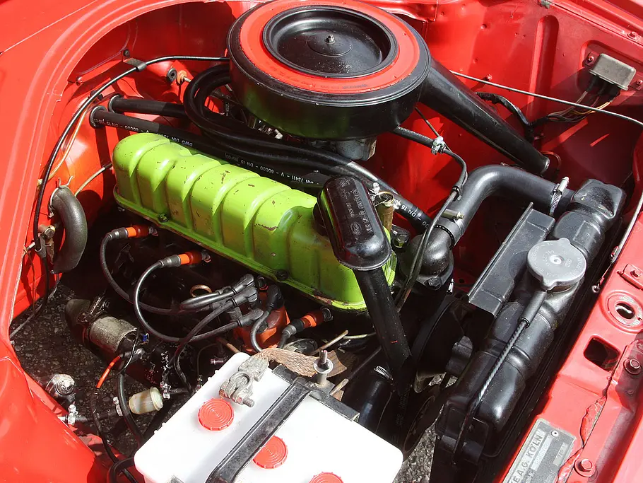 Der 55 PS „starke“ 1,5-Liter-Vierzylinder des Ford Taunus 17 M P3 schiebt die Badewanne gemütlich an