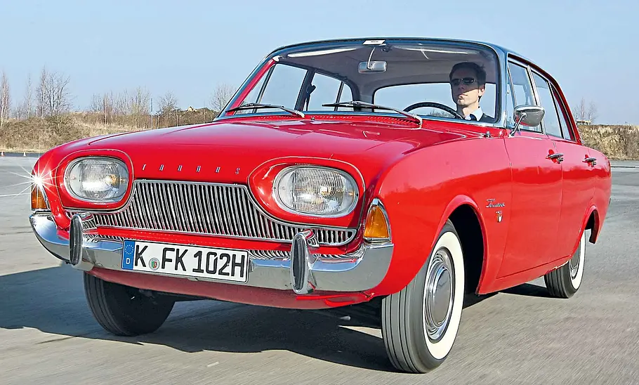 Ford Taunus 17M P3 Ford Taunus 17M P3 fahrend von schräg vorne fotografiert.