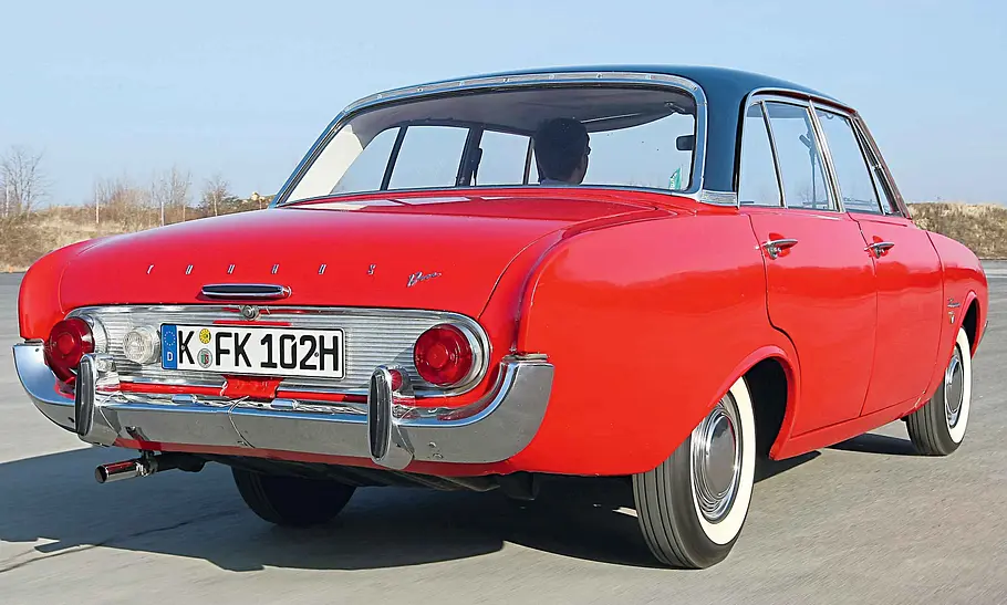 Ford Taunus 17M P3 Ford Taunus 17M P3 fahrend von schräg hinten fotografiert.
