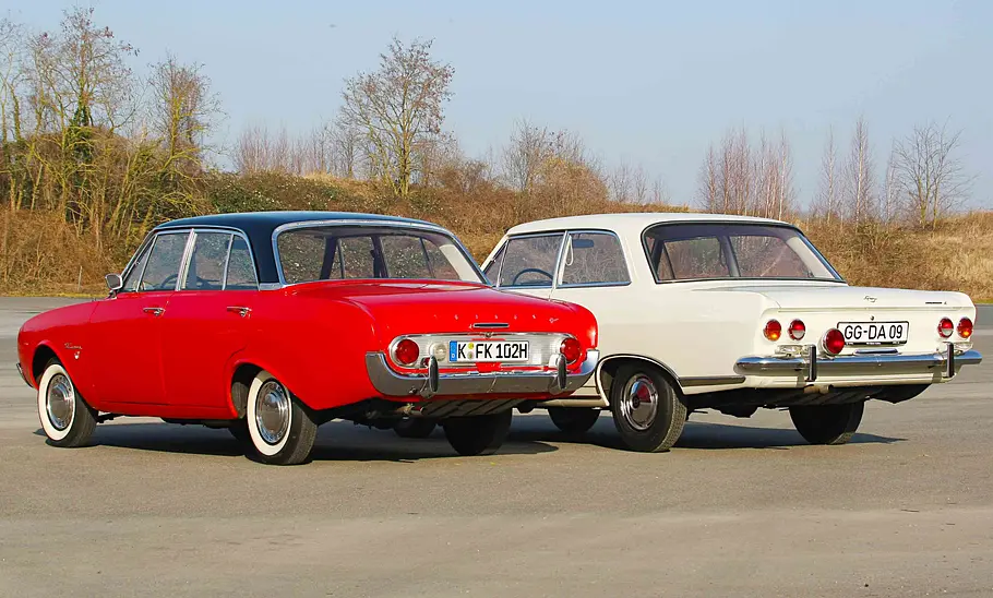 Ford Taunus 17M P3/Opel Rekord B Ford Taunus 17M P3 und Opel Rekord B statisch von schräg hinten fotografiert.