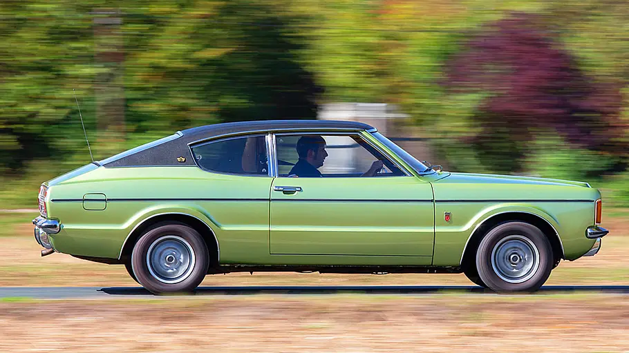Der Ford Taunus GXL fahrend seitlich