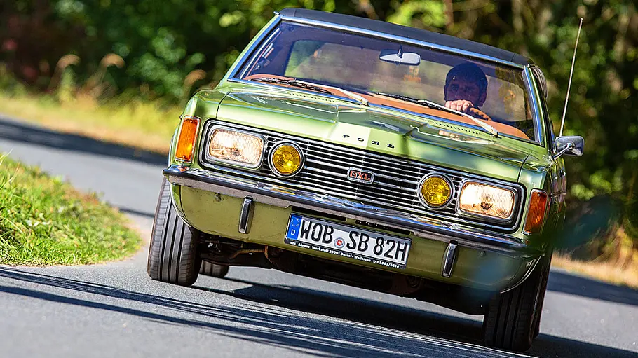 Der Ford Taunus GXL fahrend von vorne