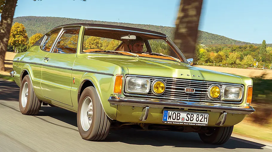 Der Ford Taunus GXL fahrend von schräg vorne