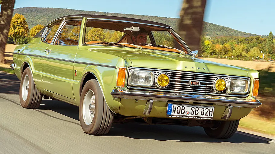 Der Ford Taunus GXL fahrend von schräg vorne