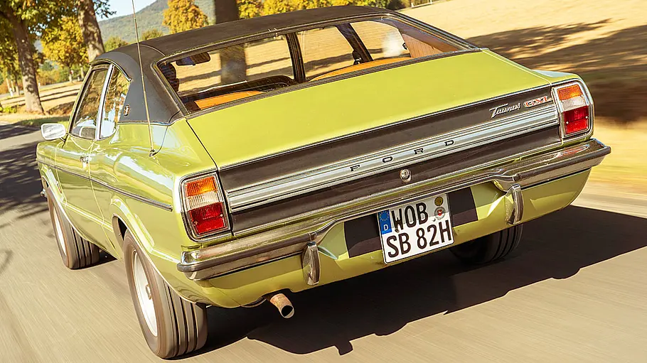 Der Ford Taunus GXL fahrend von hinten