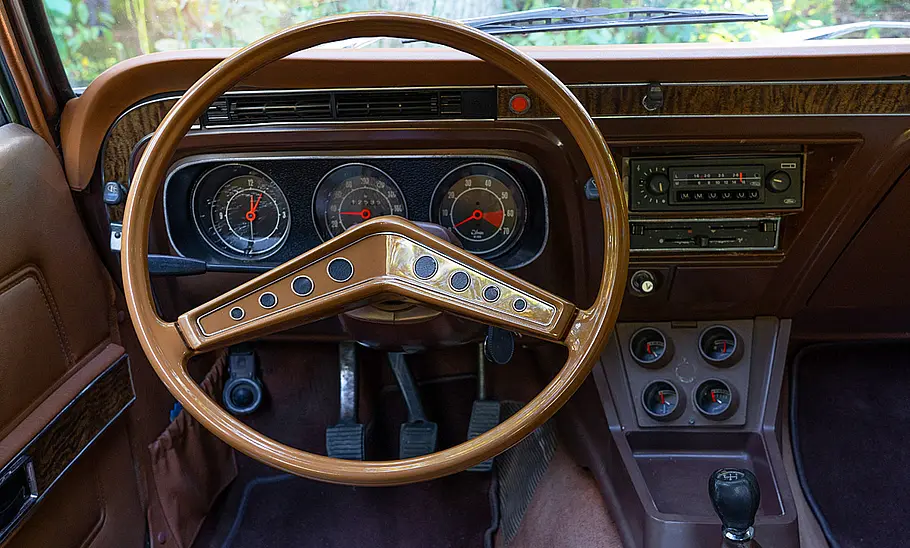 Das Cockpit des Ford Taunus.