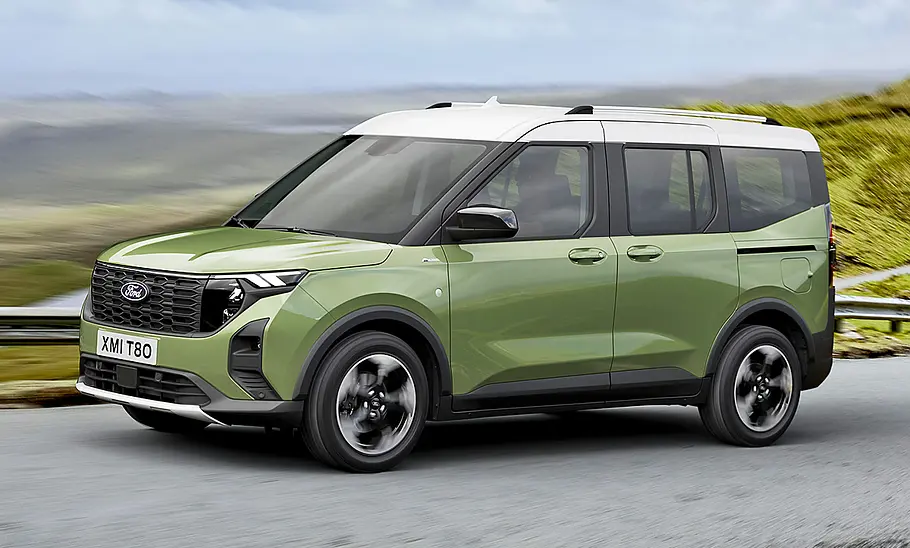 Der Ford Tourneo Courier (2024) fährt auf einer Straße, von vorne links fotografiert.