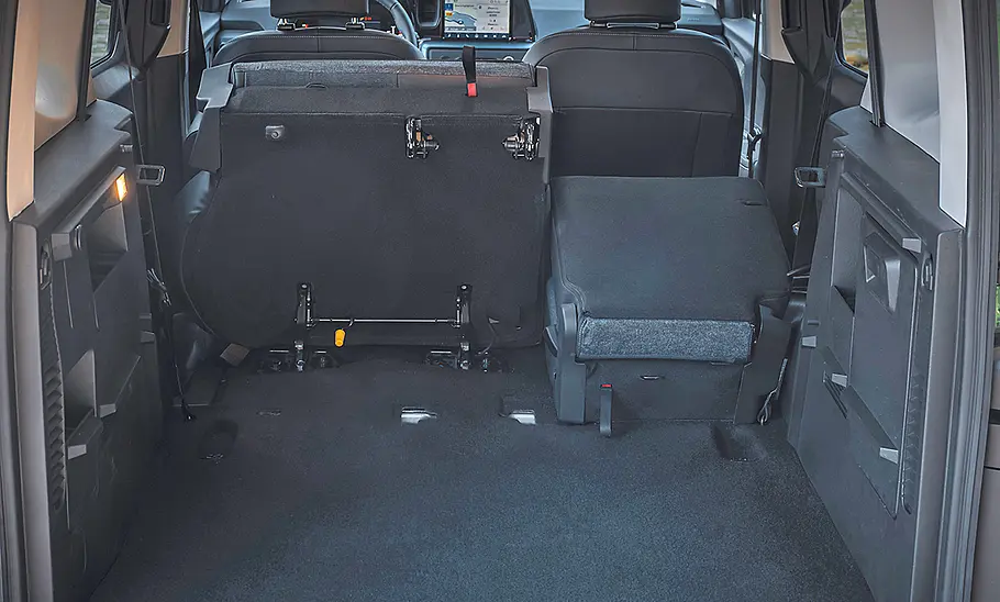 Der Laderaum des Ford Tourneo Courier (2024) mit teilweise umgeklappter Rücksitzbank.