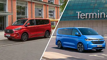 Die Fotomontage zeigt den Ford Tourneo Custom und den VW Caravelle, beide stehend von schräg vorne. - Foto: Ford/VW/Montage: AUTO ZEITUNG Die Fotomontage zeigt den Ford Tourneo Custom und den VW Caravelle, beide stehend von schräg vorne. - Foto: Ford/VW/Montage: AUTO ZEITUNG