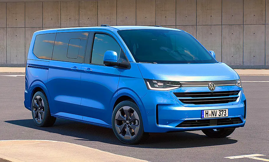 Das Bild zeigt den VW Caravelle stehend von schräg vorne.