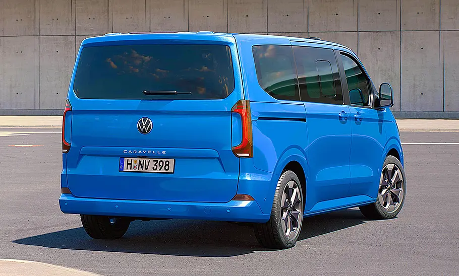 Das Bild zeigt den VW Caravelle stehend von schräg hinten.