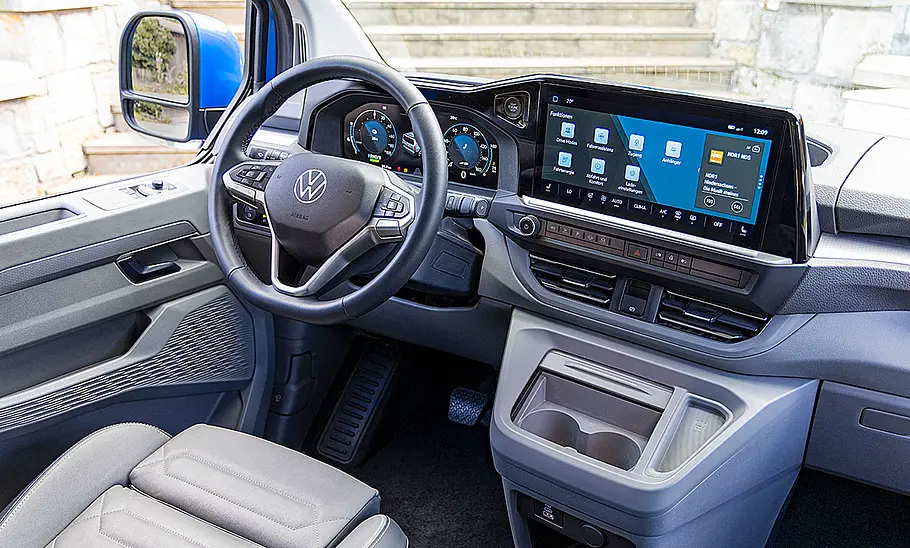 Das Bild zeigt das Cockpit des VW Caravelle.