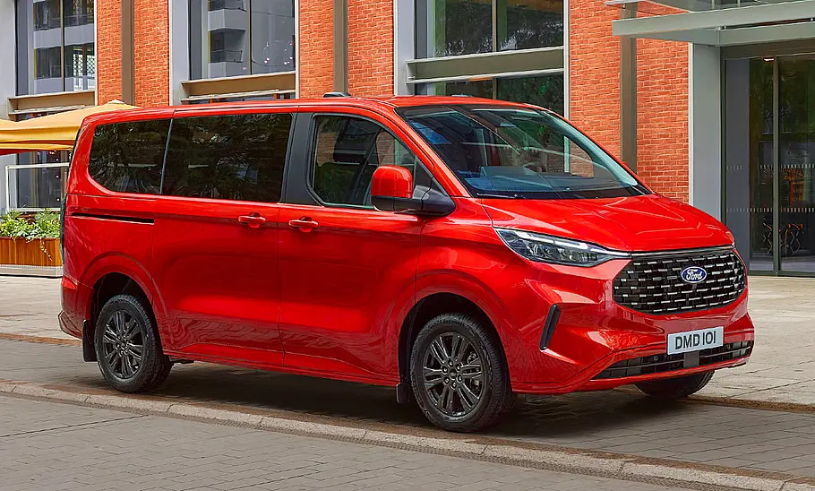 Das Bild zeigt den Ford Tourneo Custom stehend von schräg vorne.