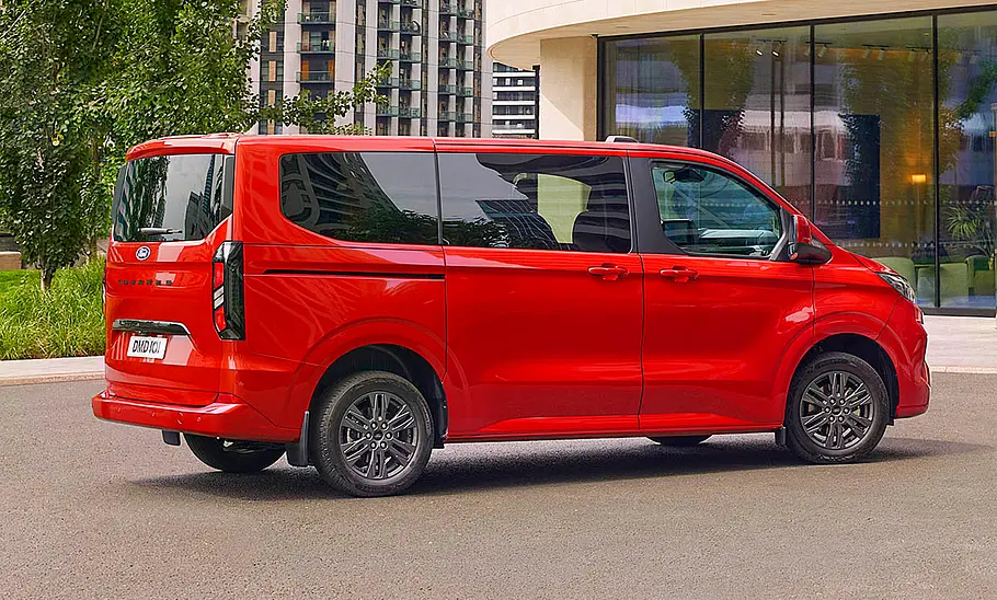 Das Bild zeigt den Ford Tourneo Custom stehend von schräg hinten.