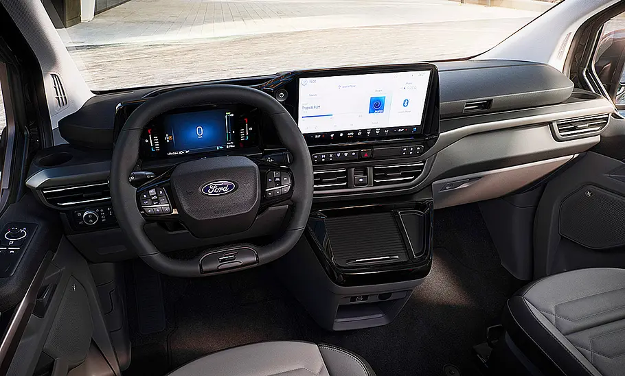 Das Bild zeigt das Cockpit des Ford Tourneo Custom.