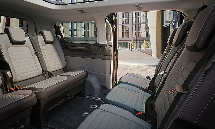 Das Bild zeigt die hinteren zwei Sitzreichen im Innenraum des Ford Tourneo Custom.