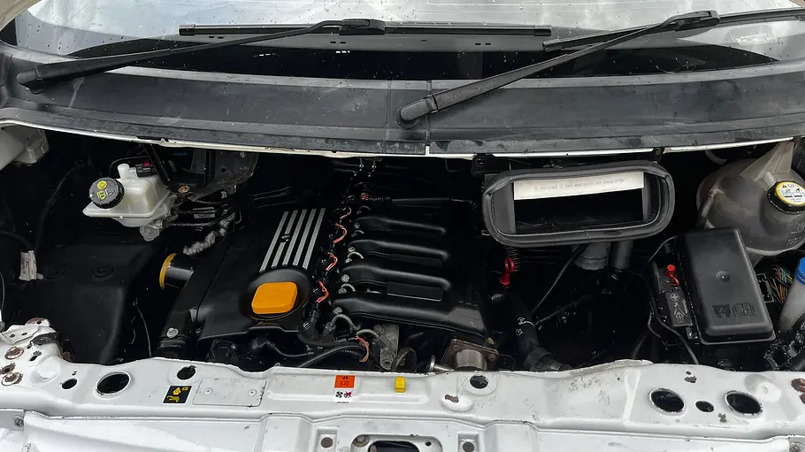 BMW-Motor M57 in einem Ford Transit, fotografiert von oben.