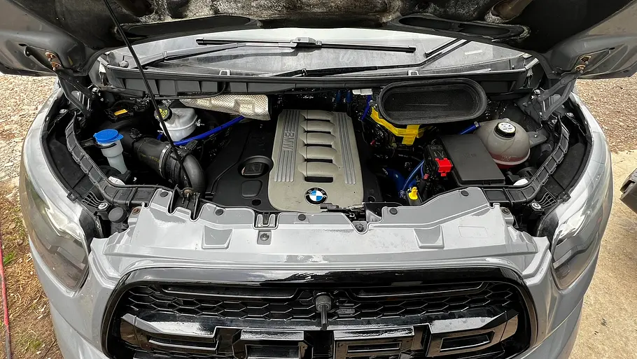 BMW-Motor M57 in einem Ford Transit, fotografiert von oben.