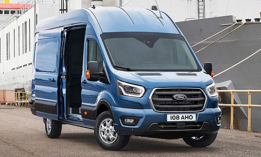 Das Ford Transit Facelift (2019) mit geöffneter rechten Schiebetür, statisch von vorne rechts fotografiert.