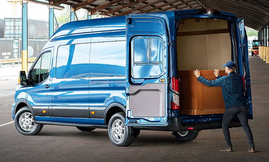 Das Ford Transit Facelift (2019) wird durch die hintere Tür beladen.