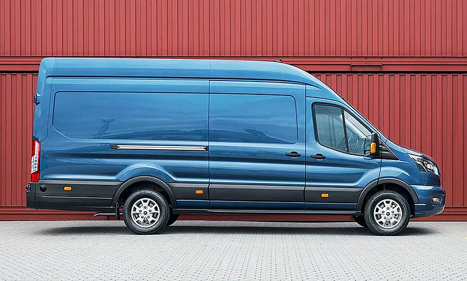 Das Ford Transit Facelift (2019), statisch von der rechten Seite fotografiert.