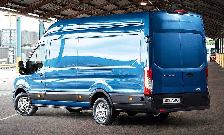 Das Ford Transit Facelift (2019), statisch von hinten links fotografiert.