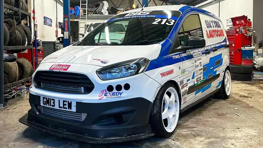 Ford Transit ST, fotografiert von schräg vorne.