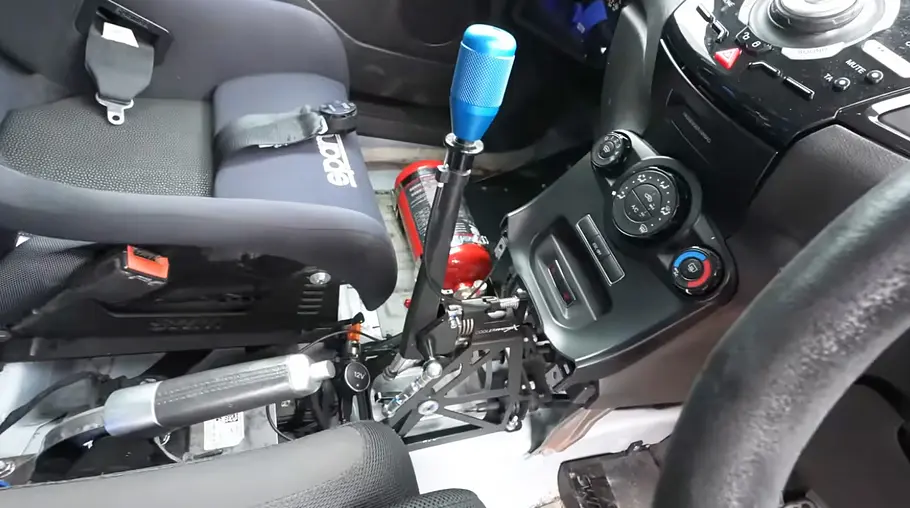 Cockpit des Ford Transit ST mit Blick auf den Schalthebel.