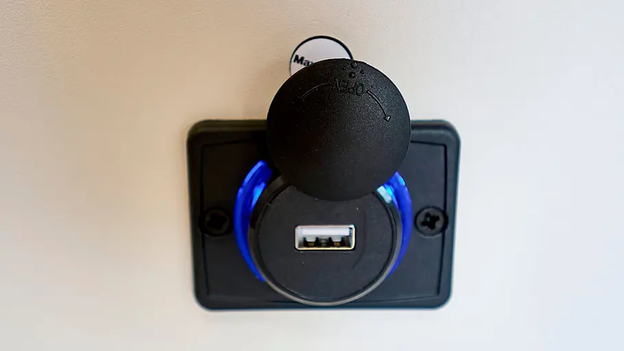 Forster Vantasy 636 EB Das Detailfoto zeigt eine USB-Steckdose des Forster Vantasy 636 EB.