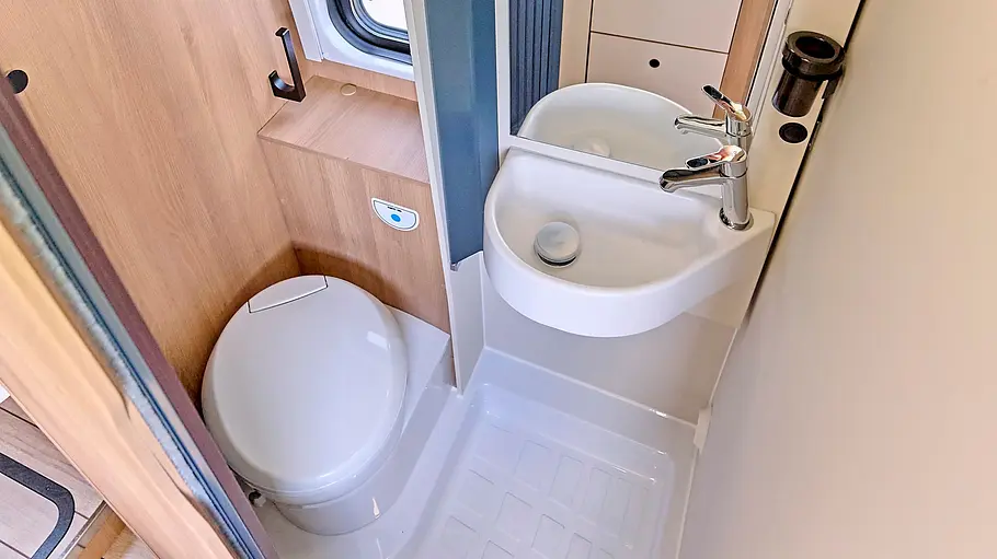 Forster Vantasy 636 EB Die Innenaufnahme zeigt das Badezimmer des Forster Vantasy 636 EB.