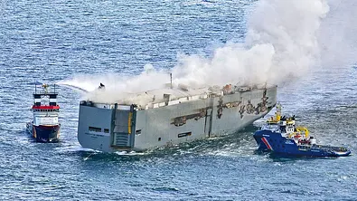 Frachter in Brand - Foto: Imago