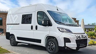 Das Bild zeigt den Freedo RV 541 HT (2025) stehend von schräg rechts vorne fotografiert. - Foto: Affinity RV