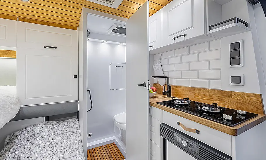 Das Bild zeigt Küche und Bad des Freedo RV 541 HT (2025).