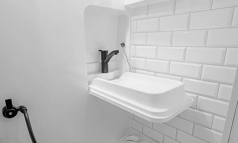 Das Bild zeigt das ausgeklappte Waschbecken im Bad des Freedo RV 541 HT (2025).