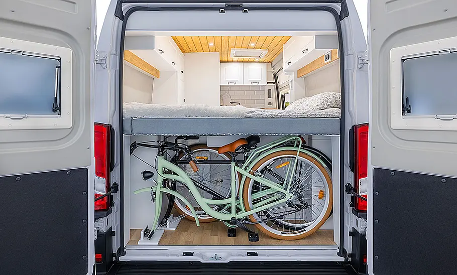 Das Bild zeigt die Heckgarage des Freedo RV 541 HT (2025) durch die offenen Hecktüren fotografiert. In der Garage steht ein Fahrrad mit abmontiertem Vorderrad.