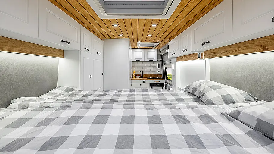Das Bild zeigt das Doppelbett des Freedo RV 636 HT von den Hecktüren aus fotografiert.