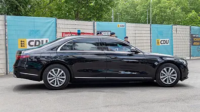 Friedrich Merz im Kanzlerauto Mercedes S 680 Guard: Das Kanzlerauto fährt vor CDU-Wahlplakaten vor, zu sehen ist Merz nicht. - Foto: Imago