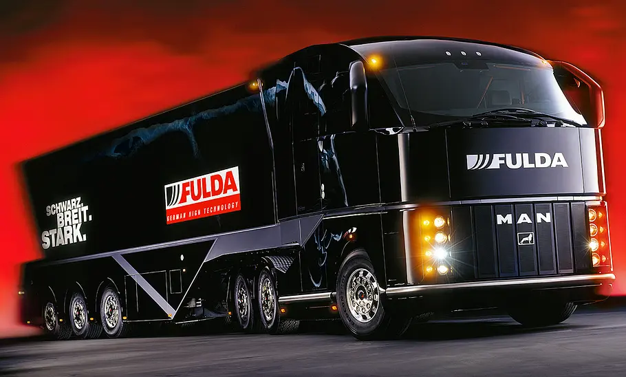 Der Fulda Showtruck stehend von schräg vorne.