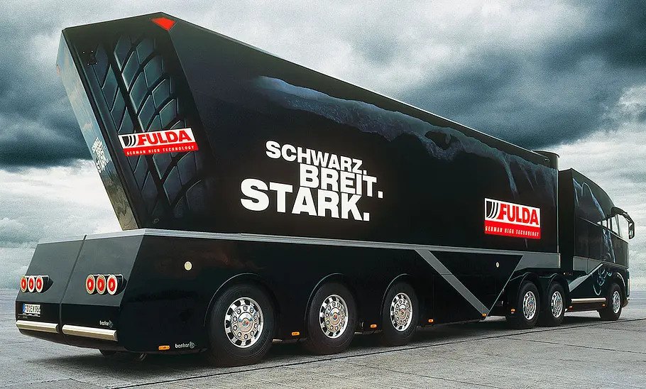 Der Fulda Showtruck stehend von schräg hinten.