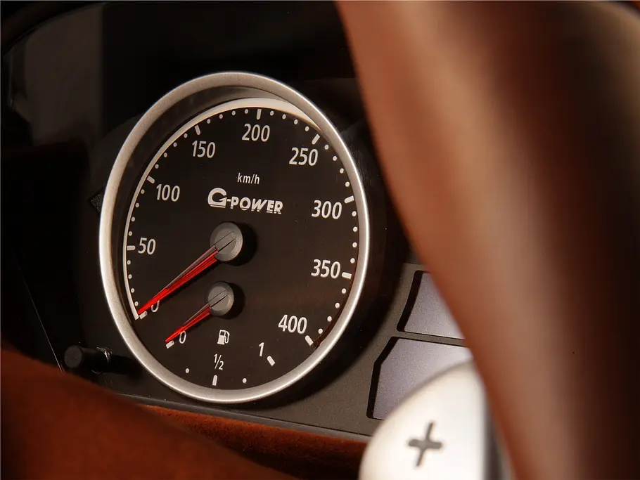 Detailansicht auf den Tacho im Innenraum des G-Power BMW M5 Hurricane RS Touring.