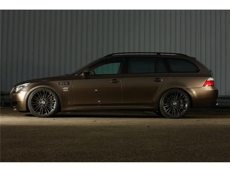 Blick von der Seite auf den G-Power BMW M5 Hurricane RS Touring.
