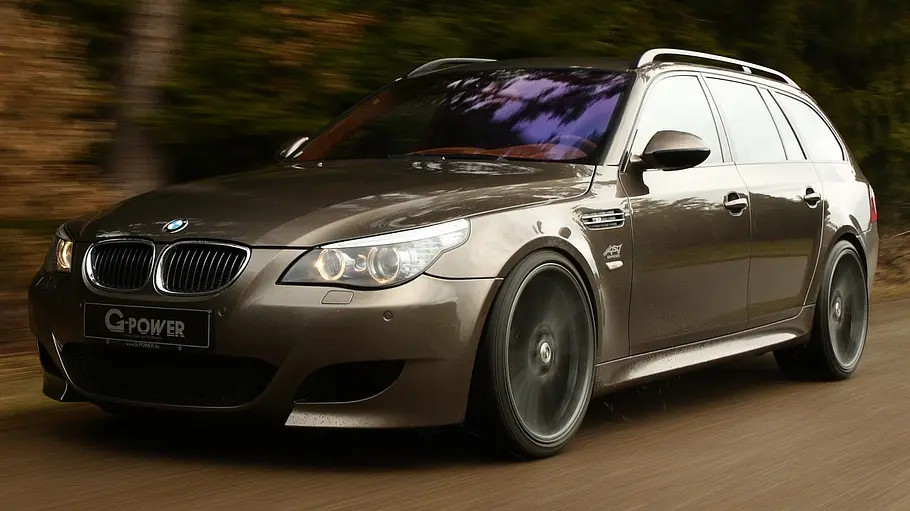 Blick von schräg vorne auf den fahrenden G-Power BMW M5 Hurricane RS Touring.