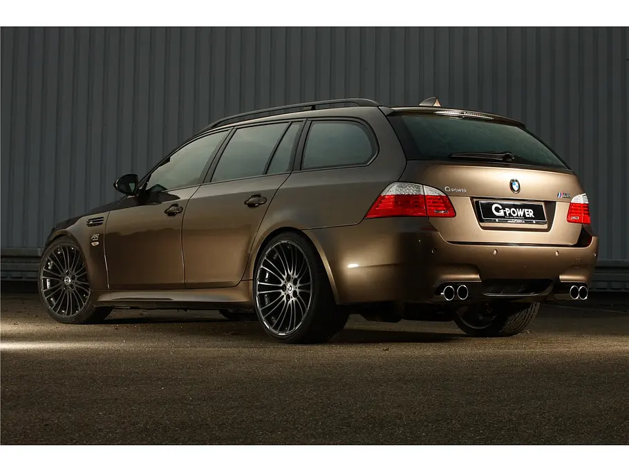 Blick von schräg hinten auf den G-Power BMW M5 Hurricane RS Touring.
