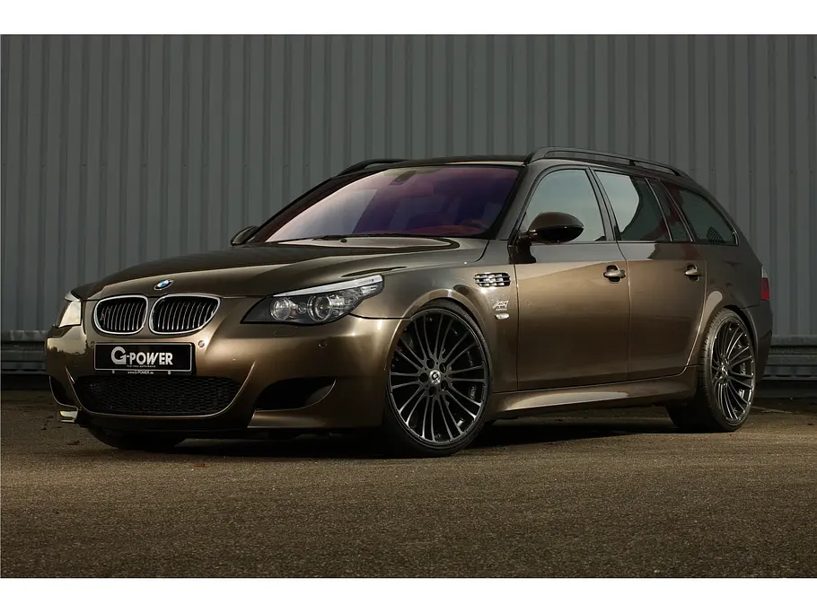 Blick von schräg vorne auf den G-Power BMW M5 Hurricane RS Touring.