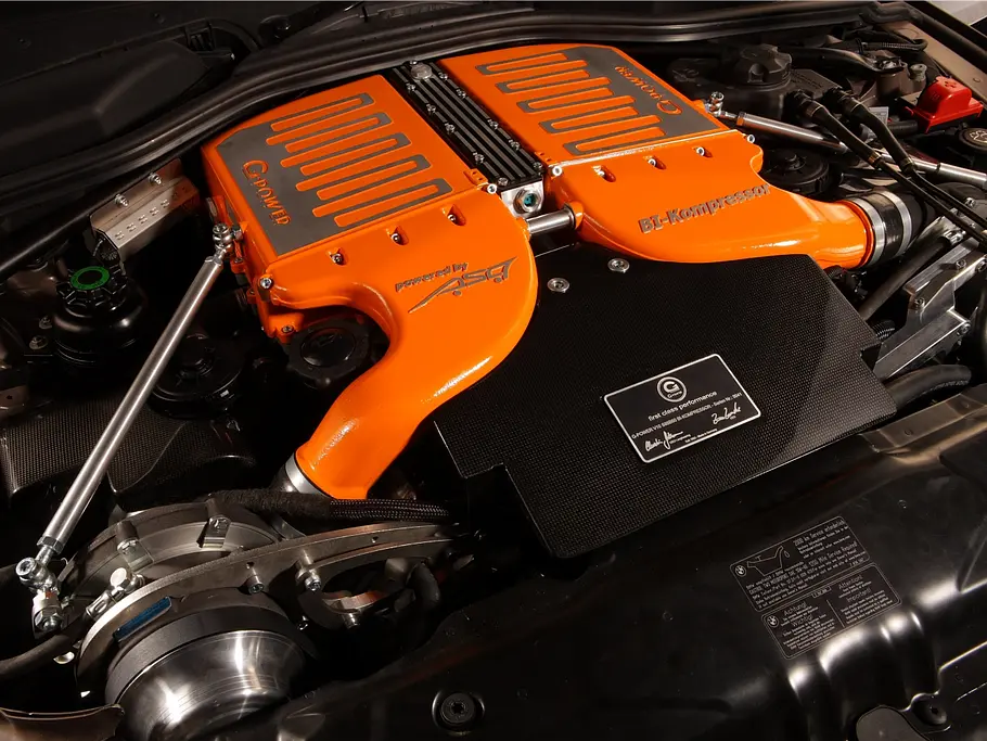 Blick in den Motorraum des G-Power BMW M5 Hurricane RS Touring.