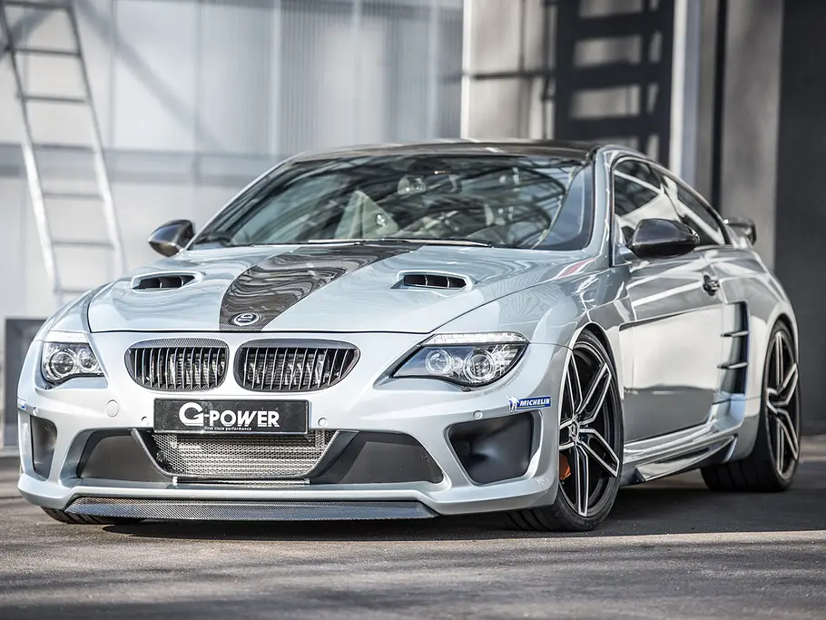 Blick von schräg vorne auf den G-Power G6M V10 Hurricane CS.